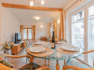 - une salle à manger avec une table et une bouteille de vin dans l'établissement Holiday Home Ferienhaus Keil by Interhome, à Bad Gastein