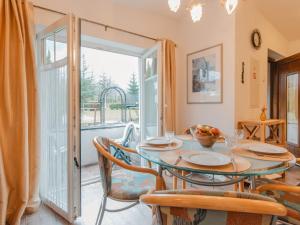 comedor con mesa y sillas y puerta corredera de cristal en Holiday Home Ferienhaus Keil by Interhome en Bad Gastein