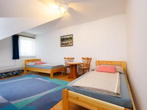 1 dormitorio con 2 camas, mesa y sillas en Apartment Gerania by Interhome, en Balatonfüred