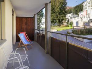 einen Balkon mit zwei Stühlen und ein Schild darauf in der Unterkunft Apartment Allod-Park-6 by Interhome in Davos