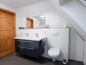 ein Bad mit einem Waschbecken und einem WC in der Unterkunft Holiday Home Sonnenschein by Interhome in Norddeich