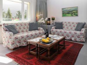 達沃斯的住宿－Apartment Allod-Park-47 by Interhome，客厅配有沙发和水果桌