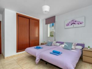 ベナルマデナにあるApartment Los Nadales by Interhomeのベッドルーム1室(大型ベッド1台、青いタオル付)