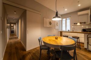 A kitchen or kitchenette at Fotofever Apt, two bedrooms with air conditioned in elegant shopping area, close to Vatican City