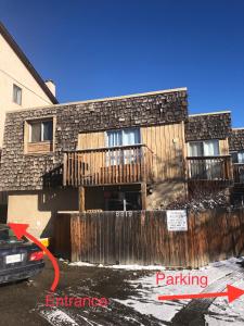 uma casa com um sinal de estacionamento em frente em Lu Yao Inn OP em Calgary