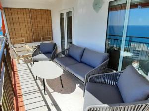 balcone con divani e tavolo. di Apartment Apartamento Las Coronas by Interhome a Torremolinos
