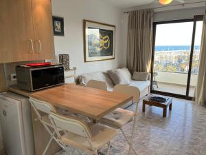 トレモリノスにあるApartment Apartamento O-House by Interhomeのキッチン、リビングルーム(テーブル、ソファ付)