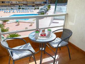 - une table avec un bol de fruits sur un balcon avec une piscine dans l'établissement Apartment Apolo IV-8 by Interhome, à Calp