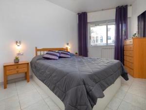 ein Schlafzimmer mit einem großen Bett mit lila Kissen in der Unterkunft Apartment Apolo VII-3 by Interhome in Calpe