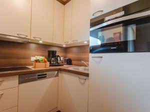 Η κουζίνα ή μικρή κουζίνα στο Apartment FeWo Sun & Snow by Interhome
