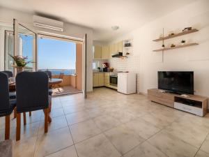 Televízia a/alebo spoločenská miestnosť v ubytovaní Apartment Golub-3 by Interhome + 18 fotografií