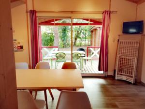 Télévision ou salle de divertissement dans l'établissement Les Chalets de Moulière