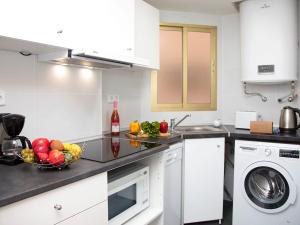 Kuchnia lub aneks kuchenny w obiekcie Studio Apolo VI-6 by Interhome