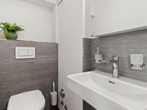 Koupelna v ubytování Apartment Nr-68 Haus Ladina by Interhome