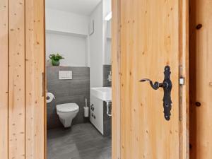 Koupelna v ubytování Apartment Nr-68 Haus Ladina by Interhome