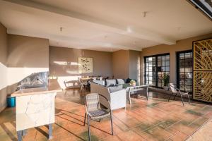 Posezení v ubytování Tulia Villas, 3 and 4 bedroom Villas, Champagne Ridge