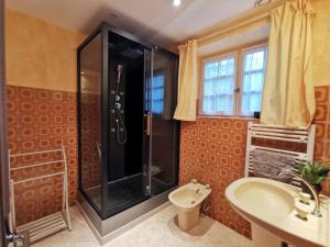 Kúpeľňa v ubytovaní Holiday Home La maison bleue by Interhome
