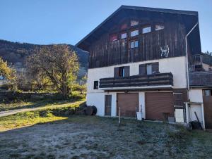 Un gran edificio con un balcón en el lateral. en Cabana & Les Débuts du Ski, en Les Avanchers 17 fotos más