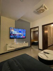 ein Wohnzimmer mit einem TV an der Wand in der Unterkunft French 2-bed in Rawalpindi
