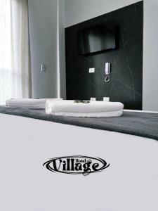 een badkamer met een zwart aanrecht met een spiegel bij Hotel Village in São Bernardo do Campo