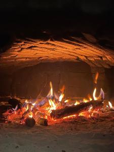 een vuur brandt 's nachts in een bakstenen oven bij Boutique Tourist Farm Hrovat in Frankolovo
