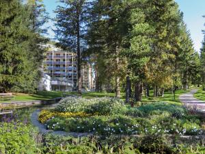 Apartment Attika Wohnung Allod Park Haus C 801 by Interhome外面的花园