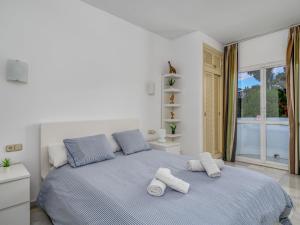 een slaapkamer met een bed met handdoeken erop bij Apartment Puerto Marina-2 by Interhome in Benalmadena Costa