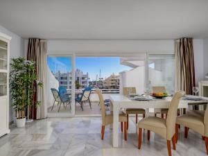 jadalnia ze stołem i krzesłami oraz balkonem w obiekcie Apartment Puerto Marina-2 by Interhome w mieście Benalmadena Costa