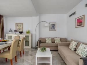 salon z kanapą i stołem w obiekcie Apartment Puerto Marina-2 by Interhome w mieście Benalmadena Costa +21 zdjęć