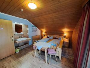 1 dormitorio con 1 cama y lavamanos en una habitación en Apartment Schragl - MHO487 by Interhome, en Ginzling