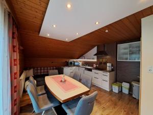 een keuken en eetkamer met een tafel en stoelen bij Apartment Schragl - MHO487 by Interhome in Ginzling