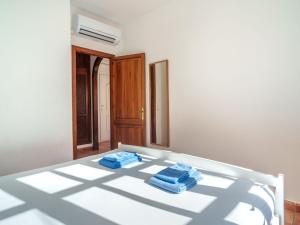 Łóżko lub łóżka w pokoju w obiekcie Apartment Ana II by Interhome