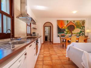 kuchnia ze zlewem i jadalnią w obiekcie Apartment Ana II by Interhome w mieście Cala Murada +21 zdjęć
