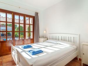Łóżko lub łóżka w pokoju w obiekcie Apartment Ana II by Interhome