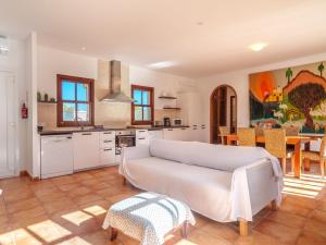 salon z kanapą i kuchnią w obiekcie Apartment Ana II by Interhome w mieście Cala Murada