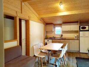 Cuisine ou kitchenette dans l'établissement Les Chalets de Moulière