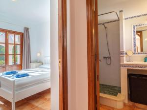 Łóżko lub łóżka w pokoju w obiekcie Apartment Ana II by Interhome