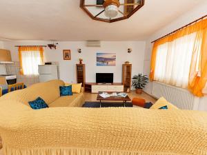 Televízia a/alebo spoločenská miestnosť v ubytovaní Apartment Villa Saba-1 by Interhome