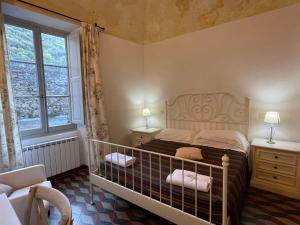 una camera con un letto e una sedia e una finestra di Apartment Merlino - FLG207 by Interhome a Finale Ligure