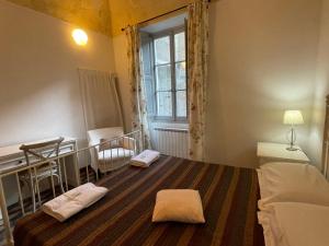 una camera da letto con un letto con due cuscini sul pavimento di Apartment Merlino - FLG207 by Interhome a Finale Ligure