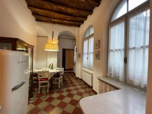 una cucina con frigorifero e tavolo con sedie di Apartment Merlino - FLG207 by Interhome a Finale Ligure