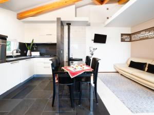 una cucina e un soggiorno con tavolo e sedie di Holiday Home Conceição - NZE221 by Interhome a Cela