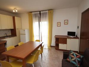 Kuchyň nebo kuchyňský kout v ubytování Apartment Casa Jolanda-9 by Interhome