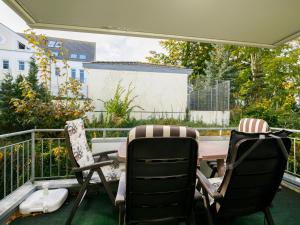 Un balcón o terraza en Apartment Dünenresidenz 6 by Interhome