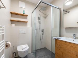 Ένα μπάνιο στο Apartment Dobratschblick alpe maritima Ski&See-14 by Interhome