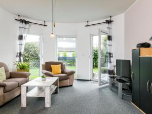 een woonkamer met 2 banken en een tv bij Apartment Schneider by Interhome in Zinnowitz