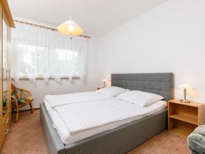 een slaapkamer met een groot bed met witte lakens bij Apartment Schneider by Interhome in Zinnowitz