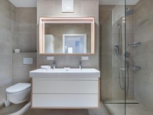 Kúpeľňa v ubytovaní Apartment Platzhirsch alpe maritima Ski & See - 23 by Interhome
