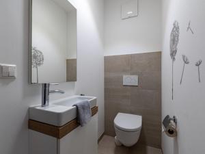 Kúpeľňa v ubytovaní Apartment Platzhirsch alpe maritima Ski & See - 23 by Interhome