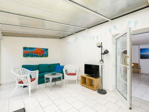 Televisyen dan/atau pusat hiburan di Holiday Home Usedomer Seekiste by Interhome